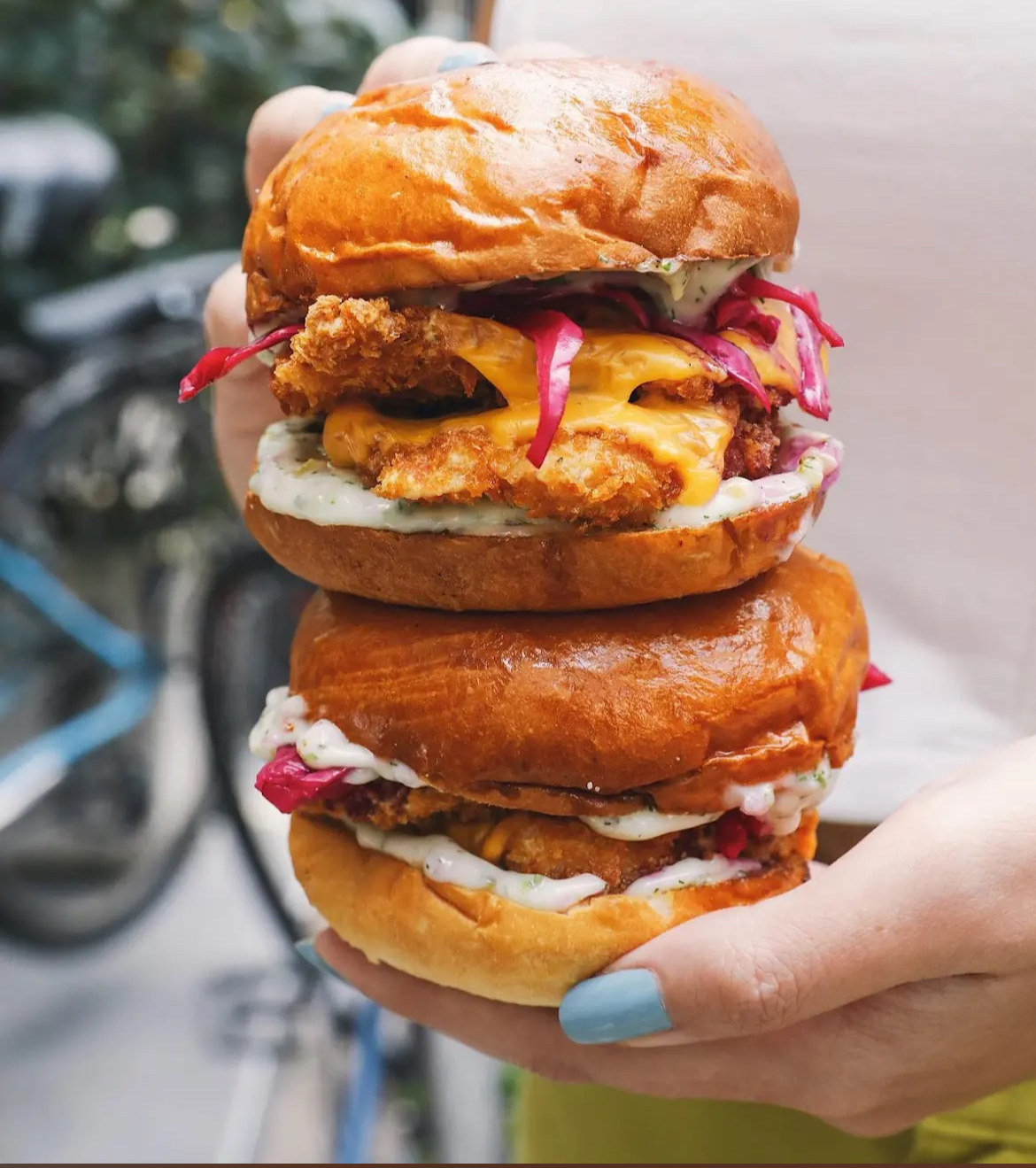 Üst üste konmuş iki çıtır tavuklu burger