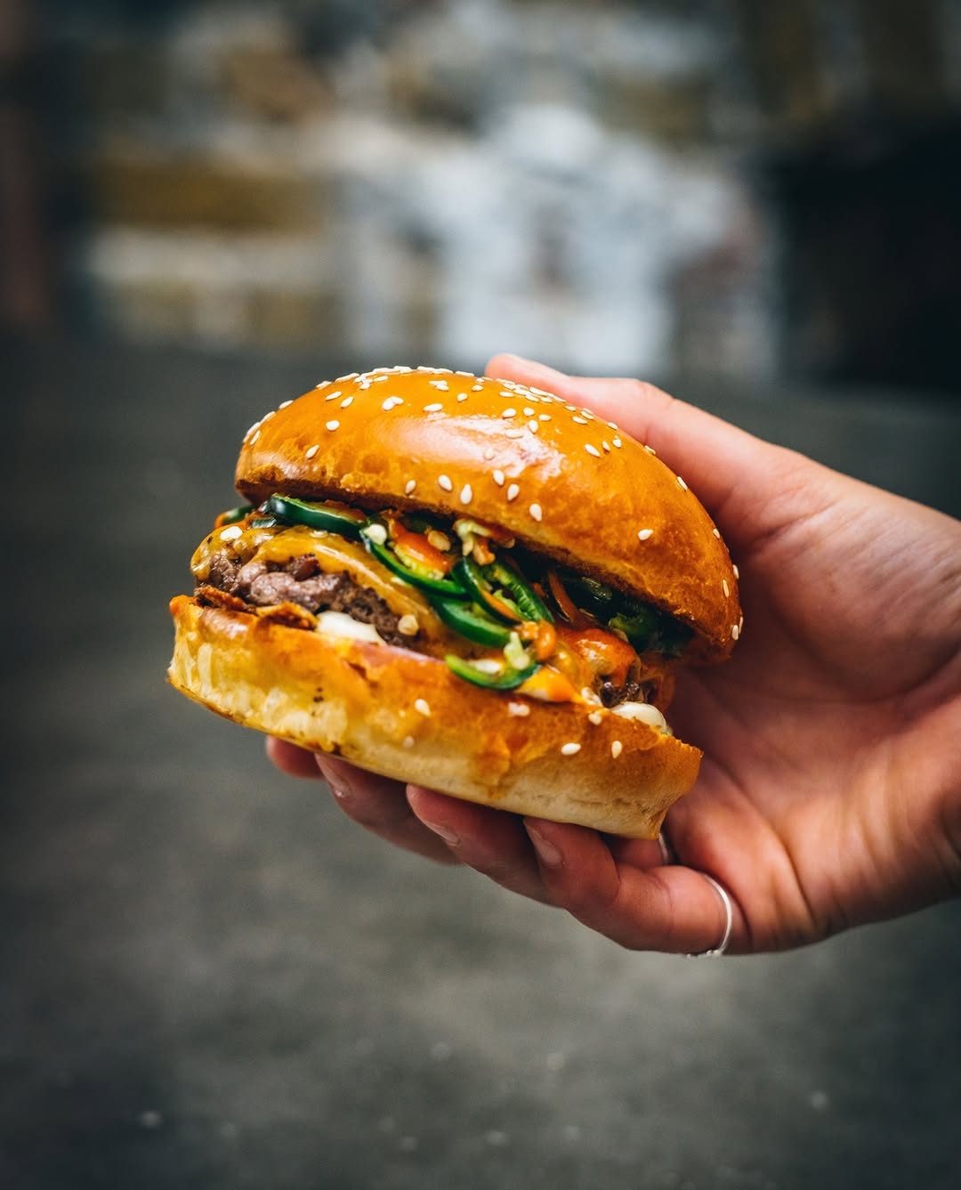 Yeşillikli bir Miante burgeri elde tutuluyor